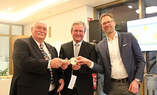 Peter Bronnenberg, Geschäftsführung Padersprinter (v. l.), Bürgermeister Michael Dreier und Architekt Carsten Scherhans freuen sich über die offizielle Eröffnung des neuen Kundencenters an der Westernmauer 18. - Anna-Lena Hinder