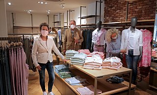 Makler Bruno Vehmeyer und Gaby Gutschat (links) von der Peacock-Geschäftsführung freuen sich, wenn es Ende nächster Woche losgehen kann. - FRANK-MICHAEL KIEL-STEINKAMP