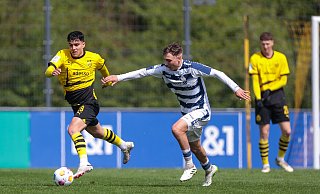 Duisburgs U19-Akteur Julius Bugenhagen, hier im A-Junioren-Bundesligaspiel gegen Borussia Dortmund, kickt künftig für die Paderborner Regionalliga-Reserve. - picture alliance