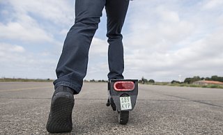 Eine Hiddenhauserin wurde auf ihrem E-Roller von einem Auto angefahren. - Robert Guenther/picture alliance / dpa Themendienst