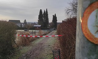 Ende Januar soll ein 66-Jähriger aus Beverungen versucht haben, einen 48 Jahre alten Lauenförder umzubringen. Am Morgen nach der Tat waren einige Bereiche der Lauenförder Bahnhofstraße und der umliegenden Wege noch gesperrt. - Svenja Ludwig