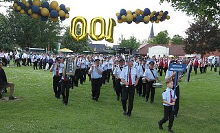 Abmarsch zum Festumzug. Unter der „100“ führt der Spielmannszug Oberntudorf an. Rund 500 Gäste, unter ihnen zwölf Musikvereine und befreundete Schützenvereine, sind mit dabei - Johannes Büttner
