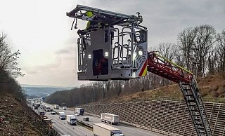 Zwei Spuren der A2 mussten für die Rettungsaktion gesperrt werden. - Feuerwehr