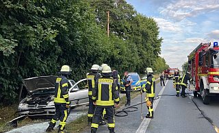 Auto schwer demoliert: Die Haller Straße/Osnabrücker Straße wurde gesperrt. - Paul Brinkmann