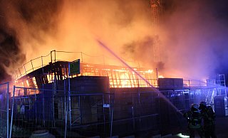 Mit mehreren Löschangriffen hat die Freiwillige Feuerwehr Bad Salzuflen den Brand eines KiTa-Neubaus im Elkenbreder Weg bekämpft. Rund 45 Einsatzkräfte waren in der Nacht zum Donnerstag vor Ort. - Daniel Hobein/Feuerwehr Bad Salzuflen