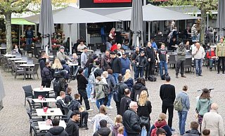 Um die Teilnehmer der Aktion hatte sich zu Anfang ein Ring von Menschen gebildet. Die Polizei trennte die Gruppen später. - Claus Frickemeier