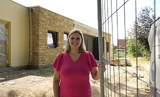 Kita-Leiterin Nicole Zörner strahlt, wenn sie durch die neue Kita führen kann, in der es bis zum Einzug aber noch einiges zu tun gibt. Bei einem Rundgang werden die Ideen für das künftige Leben dort aber schon greifbar. - Gerald Dunkel