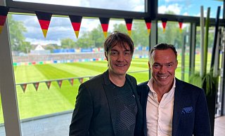 Comedian Matze Knop (links) hat den Gütersloher Unternehmer Thomas Hagedorn am Mittwoch im Heidewaldstadion getroffen. Beide plauderten für eine neue Folge des Podcasts „Echte Champions XXL“, während in der Arena ein letztes Vorbereitungstreffen für das Portugal-Training abgehalten wurde. - Christian Bröder