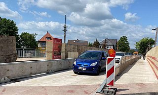 Freitag, kurz nach zwei rollt der Verkehr über die neue Brückenhälfte der Flutmulde. - Elke Bastert