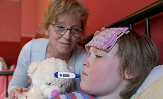 Besser Bettruhe zuhause als unnötiger Besuch in der überfüllten Kinderarztpraxis: Eltern könnten oft durch einfache und effektive Maßnahmen einen unnötigen Arztbesuch vermeiden, so Experte Marcus Heidemann. Auch Fieber sei zumeist kein Problem. - imago images/imagebroker