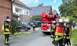 Schnell gelöscht hatten die Einsatzkräfte der Feuerwehr Salzkotten am Sonntagnachmittag einen Zimmerbrand in einem Wohnhaus. - Ralph Meyer