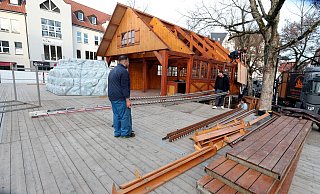 Eine Eisbahn für den Weihnachtsmarkt: Auf dem Klosterplatz laufen die Vorbereitungen. - Wolfgang Rudolf