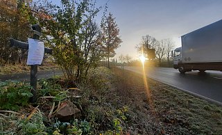 Auch wenn es sehr weit weg von der Straße und hinter einem Graben steht: Straßen NRW verlangt, dass das Holzkreuz, dass an den Tod eines 17-Jährigen an Ostern auf der Bundesstraße 239 bei Marienmünster erinnert, kurzfristig verschwindet. - David Schellenberg