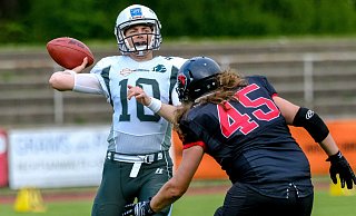 Zumindest für die nächste Saison wird Niklas Gorny (l.) keine Pässe für die Bulldogs spielen. - Andreas Zobe