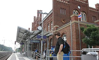 Am Warburger Bahnhof wartete bereits die Polizei. - Dieter Scholz