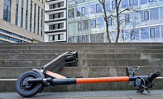 Das Duo auf dem E-Scooter kam vom Gehweg ab und prallte dann gegen einen Pfeiler. Der Fahrer (21) aus Bielefeld erlitt schwere Kopfverletzungen. - Symbolfoto: pixabay / Creative Commons