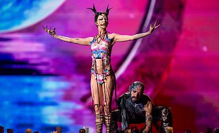 Bambie Thug aus Irland mit dem Song "Doomsday Blue" beim ersten Halbfinale des Eurovision Song Contest 2024 in der Malmö Arena. - Jens Büttner/dpa