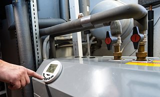 Mit dem neuen Gebäudeenergiegesetz will die Politik dafür sorgen, dass Häuser künftig nicht mehr mit Öl und Gas geheizt werden. Wärmepumpen können aber nicht in jedes Gebäude eingebaut werden. - dpa (Symbolbild)
