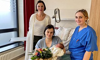 Freuen sich über das erste Baby am Klinikum Herford im Jahr 2024: Kim Tasto (v. l.), Pflegerische Bereichsleitung, Mama Tanja Sehurygin mit dem kleinen Malek und Hebamme Reka Waibl. - Klinikum Herford