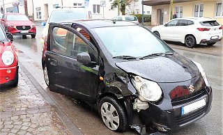 Die 25-jährige Fahrerin des Suzuki wurde bei dem Unfall schwer verletzt. Foto: Polizei - Polizei