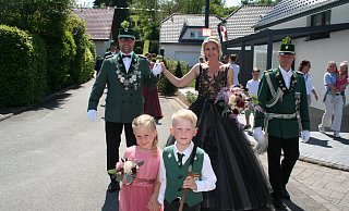Das Königspaar Jürgen Nollmann und Sonja Beckmann strahlte in Husen. Auch die sechsjährigen Paul und Ella, verwandtschaftlich mit der Königin verbunden, hatten Spaß. - Johannes Büttner