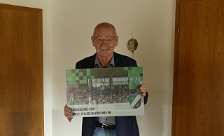 Nach 23 Jahren als Vorsitzender: Ernst-Wilhelm Vortmeyer hat von seinem SV Rödinghausen eine lebenslange Dauerkarte bekommen. - Thorsten Mailänder