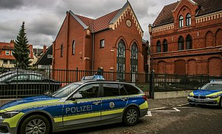 Streifenwagen der Herforder Polizei vor der Synagoge. - Jobst Lüdeking