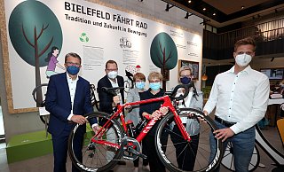 Ausstellung"Bielefeld fährt Rad" in der Volksbank: (v.l.n.r.): Michael Deitert, Vorstandsvorsitzender der Volksbank Bielefeld-Gütersloh, André Mielitz, Tipps-Verlag, Designerin Petra Breuer, Barbara America-Siekmann von Raddesign, Anja Krüger, Marketing-Mangerin bei der Volksbank und Steffen Rohlfing von Alpecin (Dr. Wolff). - Wolfgang Rudolf