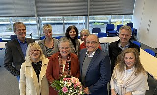 Dezernent Wolfgang Walter (3. v. r.) hat 22 Jahre mit Christel Rhode (4. v. l.) zusammengearbeitet. - Stadt Paderborn/Jens Reinhardt