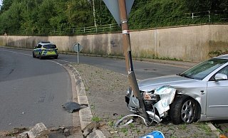 Beim Abbiegemanöver prallte der Autofahrer mit seinem Wagen frontal gegen eine Straßenlaterne. - Polizei Minden-Lübbecke