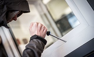 Regelmäßig meldet die Kreispolizei Paderborn Einbrüche in Häuser und Wohnungen. In der dunklen Jahreszeit nimmt die Zahl meist zu. - Frank Rumpenhorst/dpa