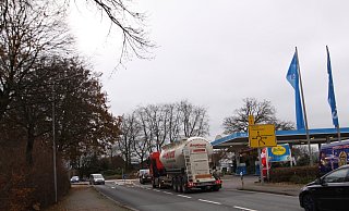 Zahlreiche Lkw fahren täglich über die Bünder Straße und die Herforder Straße (B239) in Hiddenhausen. - Björn Kenter