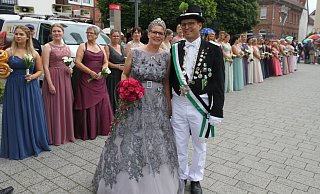 Das Königspaar Klaus und Corinna Stork regiert schon seit 2019 die Bürener Bürgerschützen. Sie hatten sage und schreibe 31 Hofdamen dabei. - Johannes Büttner