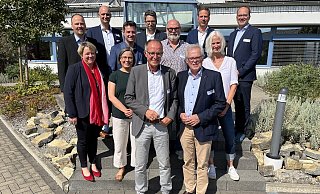 Sprechen über die Zukunft der Schulen: Michael Uhlich (vorn v. l.), Kreisdirektor Klaus Schumacher. Claudia Güthoff (mittlere Reihe v. l.), Bettina Becker, Jeannette Pierdzig. Dominic Gehle (hinten v. l.), Schulrat Klaus Leweke, Carsten Schulz, Simon Tewes, Dietmar Overbeck, Michael Urhahne, sowie Meinolf Klahold. - Foto: Kreis Höxter