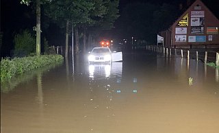 Eine überflutete Straße in Steinheim im Kreis Höxter. - Feuerwehr Steinheim