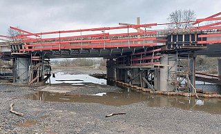 Das Wasser, dessen Pegel bis zu vier Metern in der Spitze erreicht hatte, hat die Mulde, die rechts im Bild zu sehen ist, mehrere Meter verschoben. - Straßen NRW
