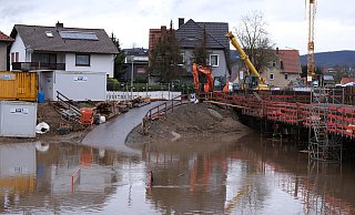 Die Flut ist zurück in der Flutmulde - und die Betonierarbeiten der zweiten Fahrbahnhälfte ruhen. - Ulf Hanke