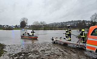 Mit einem Boot wird eine Frau aus der Weser gerettet. - Feuerwehr Holzminden