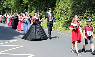 Höhepunkt des Schützenfestes ist immer der Festumzug – diesmal in Warburg zu Fuß ohne Kutsche. Dem Königspaar Stefan und Tanja Michels samt Hofstaat gingen Manuel und Emily vorweg. - Simone Flörke