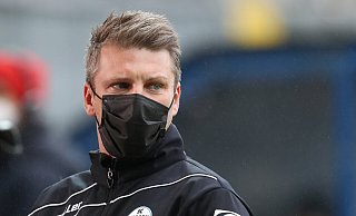 SCP-Coach Lukas Kwasniok bereitet seine Schützlinge derzeit auf das Heimspiel gegen Düsseldorf vor. Ob überhaupt gespielt wird, ist allerdings noch ungewiss. - picture alliance/dpa