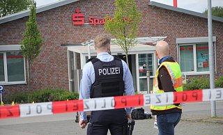 Polizisten sichern den Tatort in Rödinghausen. - Florian Weyand
