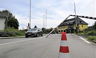 Mit der Reparatur der zerbrochenen Bahnschranke wurde am Donnerstagmittag bereits begonnen. - Burkhard Battran