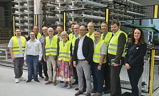 Den Teilnehmern der Sommerbereisung wurde bei KADECO unter anderem die digitale Rolloproduktion (Stoffzuschnitt) vorgestellt. - Alexandra Stratmeier