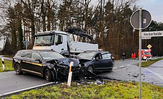 Nach der Kollision am Freitagmorgen in Harsewinkel blieb die Heckerheide zunächst gesperrt. - Thorsten Heß