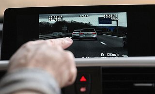 Obwohl er einen sichtbaren Streifenwagen der Polizei überholte, gab der Mann am Steuer des BMW Vollgas. - picture alliance / Patrick Seeger/dpa