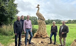 Dompropst Monsignore Joachim Göbel (v. l.), Volker Schäfers, Mike Woelke, Paderborns stellvertretende Bürgermeisterin Sabine Kramm und Toni Wiethaup sind von dem Holzpfau begeistert. - Stadt Paderborn