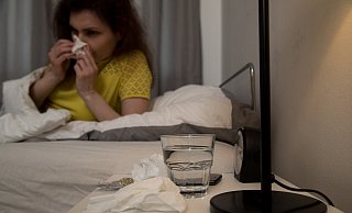 Derzeit fallen viele Beschäftigte wegen Covid-19 oder Erkältungskrankheiten aus. - picture alliance / dpa Themendienst