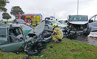 Bei diesem Verkehrsunfall im Oktober 2023 wurden auf der B64 bei Benhausen zwei Menschen schwer verletzt. - Archivfoto: Ralph Meyer