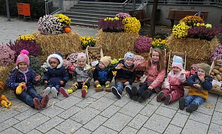 Der Markt mit seiner herbstlichen Dekoration hat seine Liebhaber bei den großen und kleinen Gästen - wie Jana, Shana, Luisa, Lio, Leo, Elina, Sabina und Adrian. - Johannes Büttner