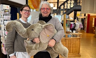 Dorothea Topolan und ihre Tochter Kathrin Kröker geben die Aufgabe ihres Fachgeschäfts Popolino Windelhaus bekannt. - Robert Becker